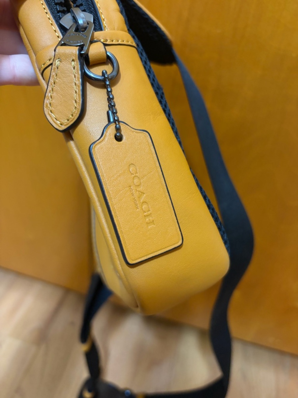Coach Men’s Tan Leather Sling Bag with Black Strap - Picture 6 of 6